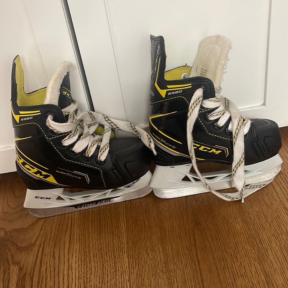 CCM ice skates size 8 is mint condition
